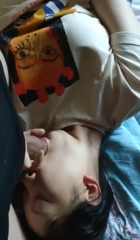 Cewek cantik nyepong kontol